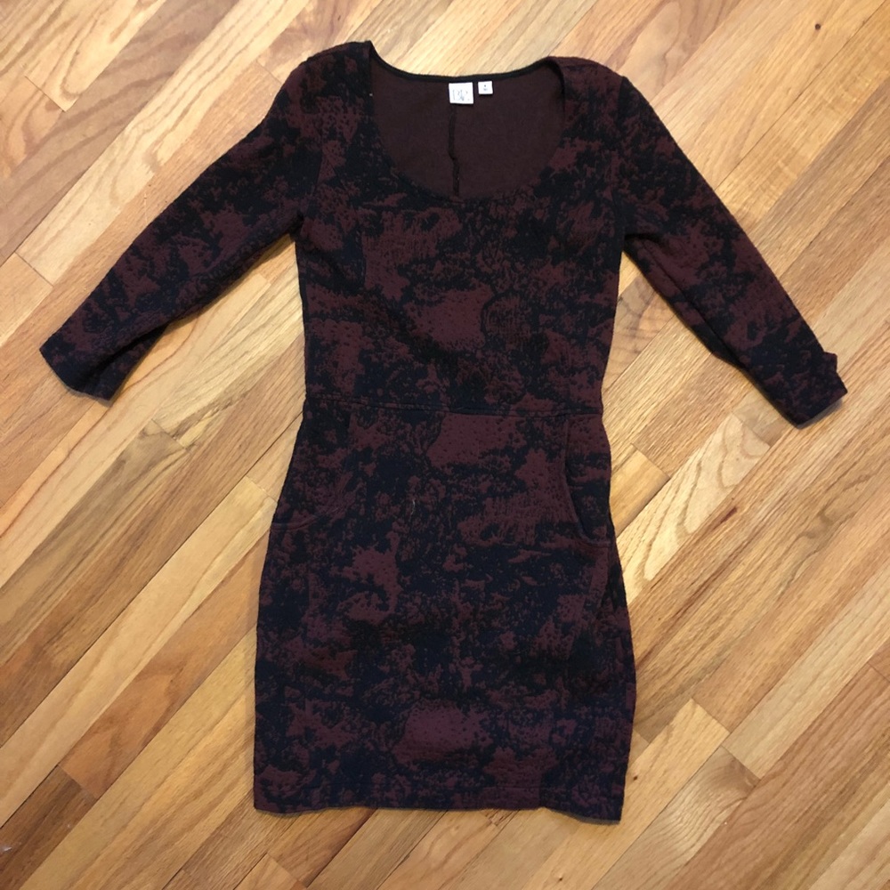 Cute fitted dress with pockets!